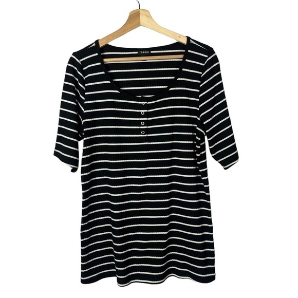Torrid Black & White Ribbed Snap Henley Short Sleeve Tee 1 - Picture 2 of 5